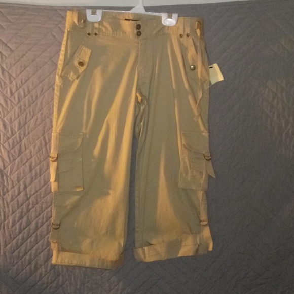 RDOll Pants - Women's khaki pants size 7/8 capri style